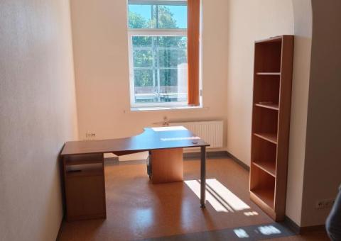 Išnuomojamas 26 kv.m. Ofisas P. Komunos g. Klaipėda. Kaina tik 140€